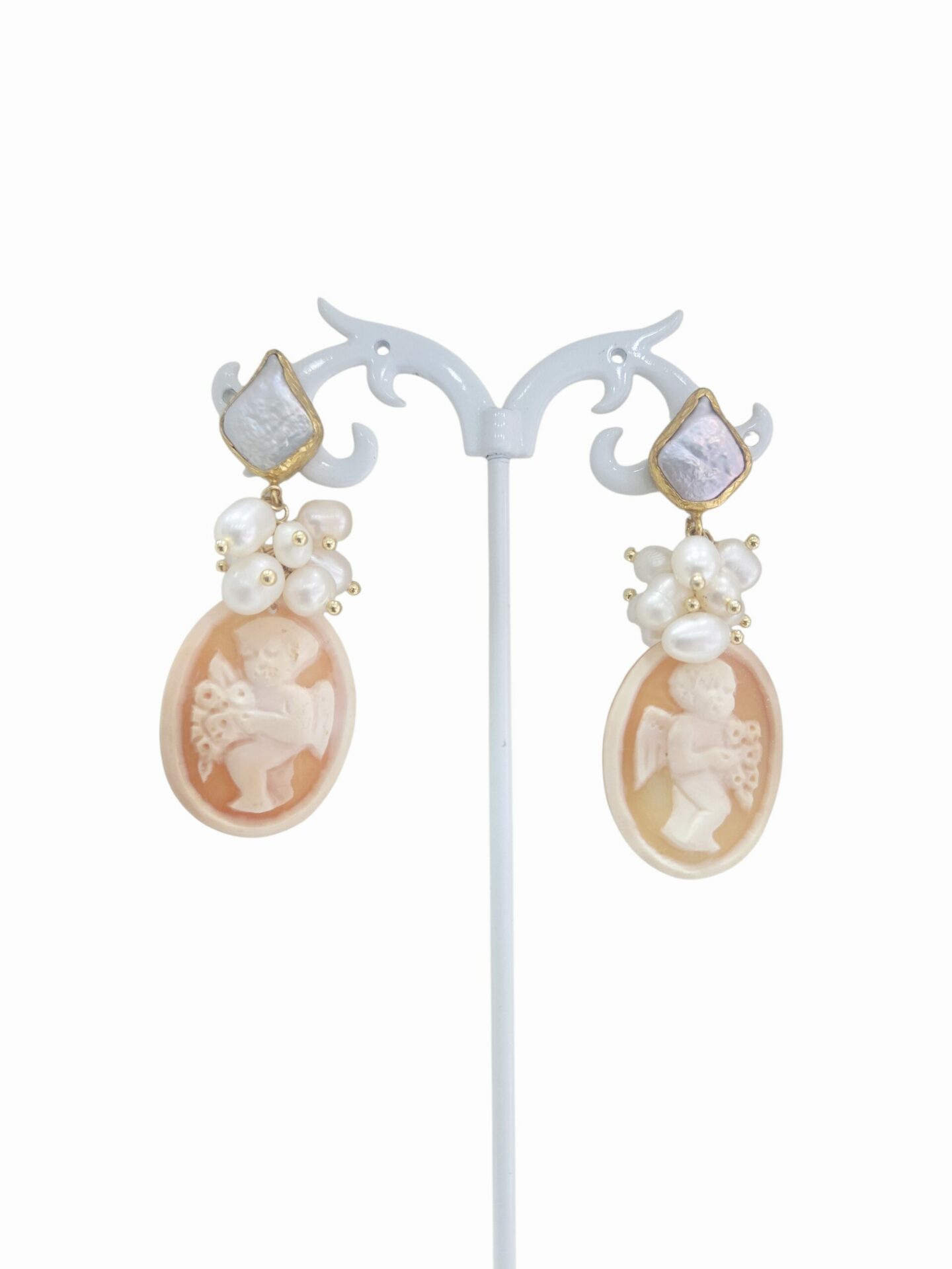 Orecchini realizzati con angioletto su cammeo e perle di fiume irregolarilunghezza 5.5cmpeso 7.8gr Spedizione Gratuita