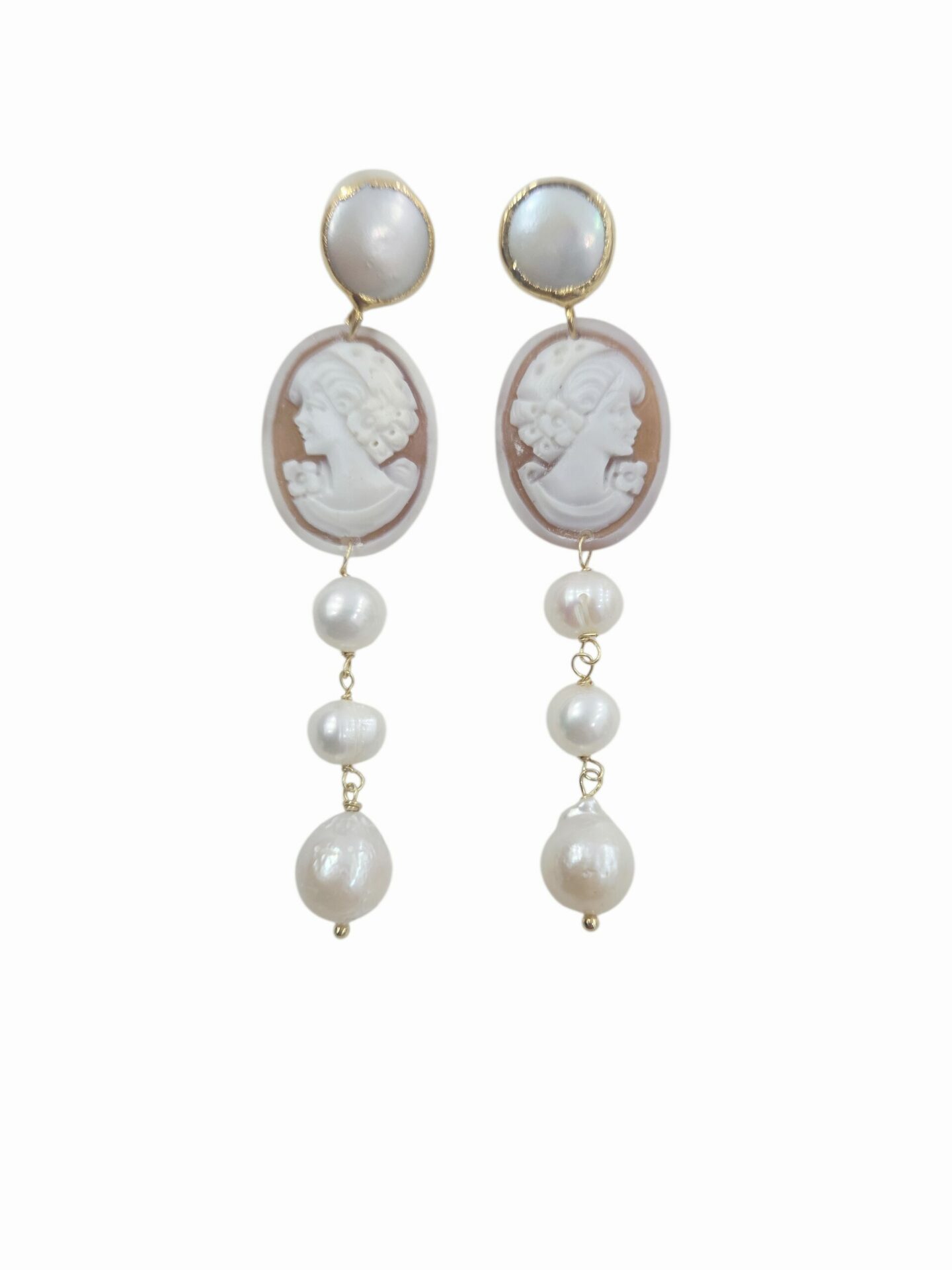 Orecchini  realizzati con cammeo con volto scolpito e perle di fiume e barocche. Perno con ago e farfalla con perla su base in ottonelunghezza 8cmpeso 6.7gr Spedizione Gratuita