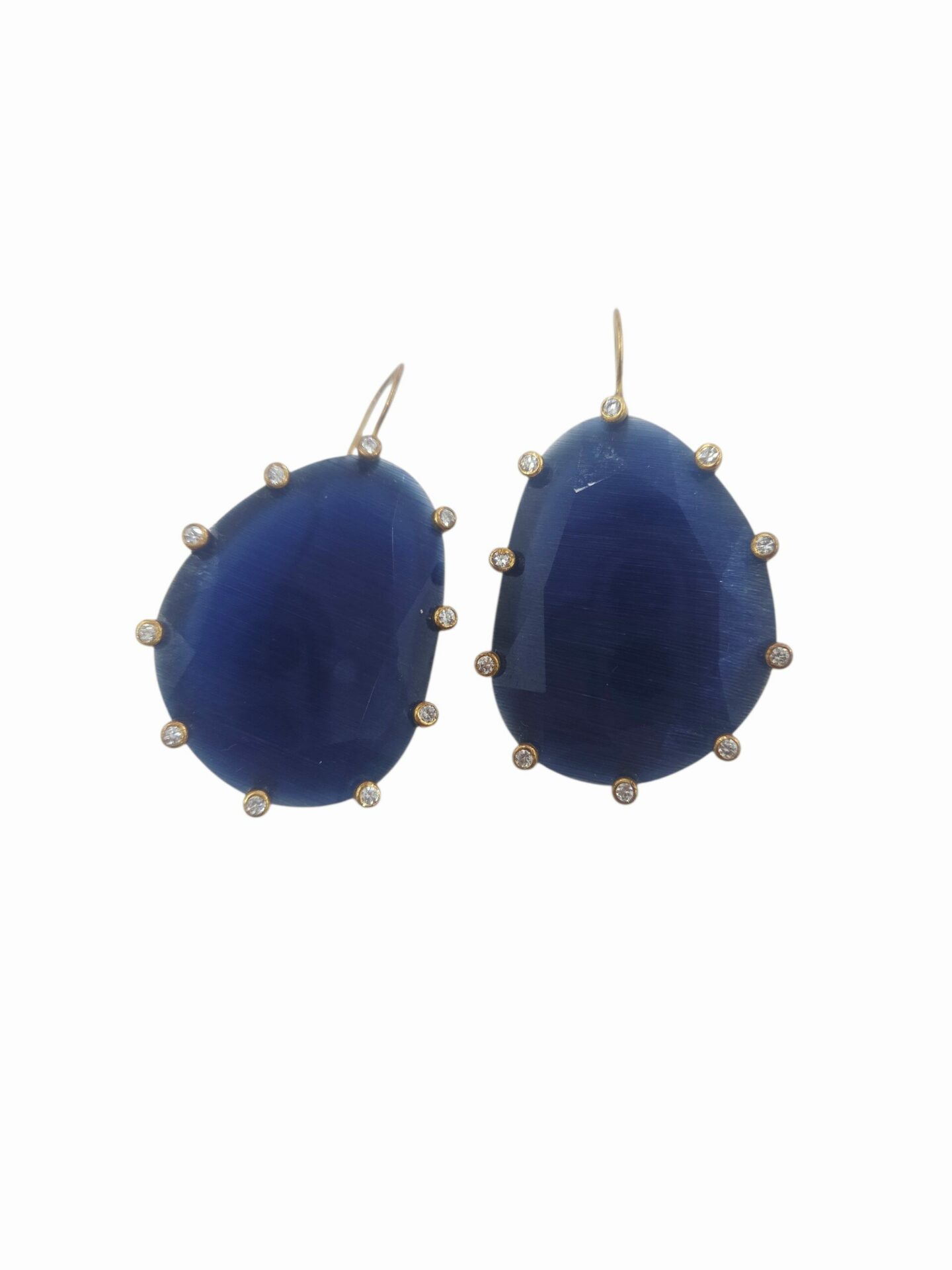 Orecchini realizzati su base in ottone con occhio di gatto blu circondato da zirconi. monachella in ottone
lunghezza 5.5cm
peso 11.7gr Spedizione Gratuita Orecchini realizzati su base in ottone con occhio di gatto blu circondato da zirconi. monachella in ottone
lunghezza 5.5cm
peso 11.7gr Spedizione Gratuita