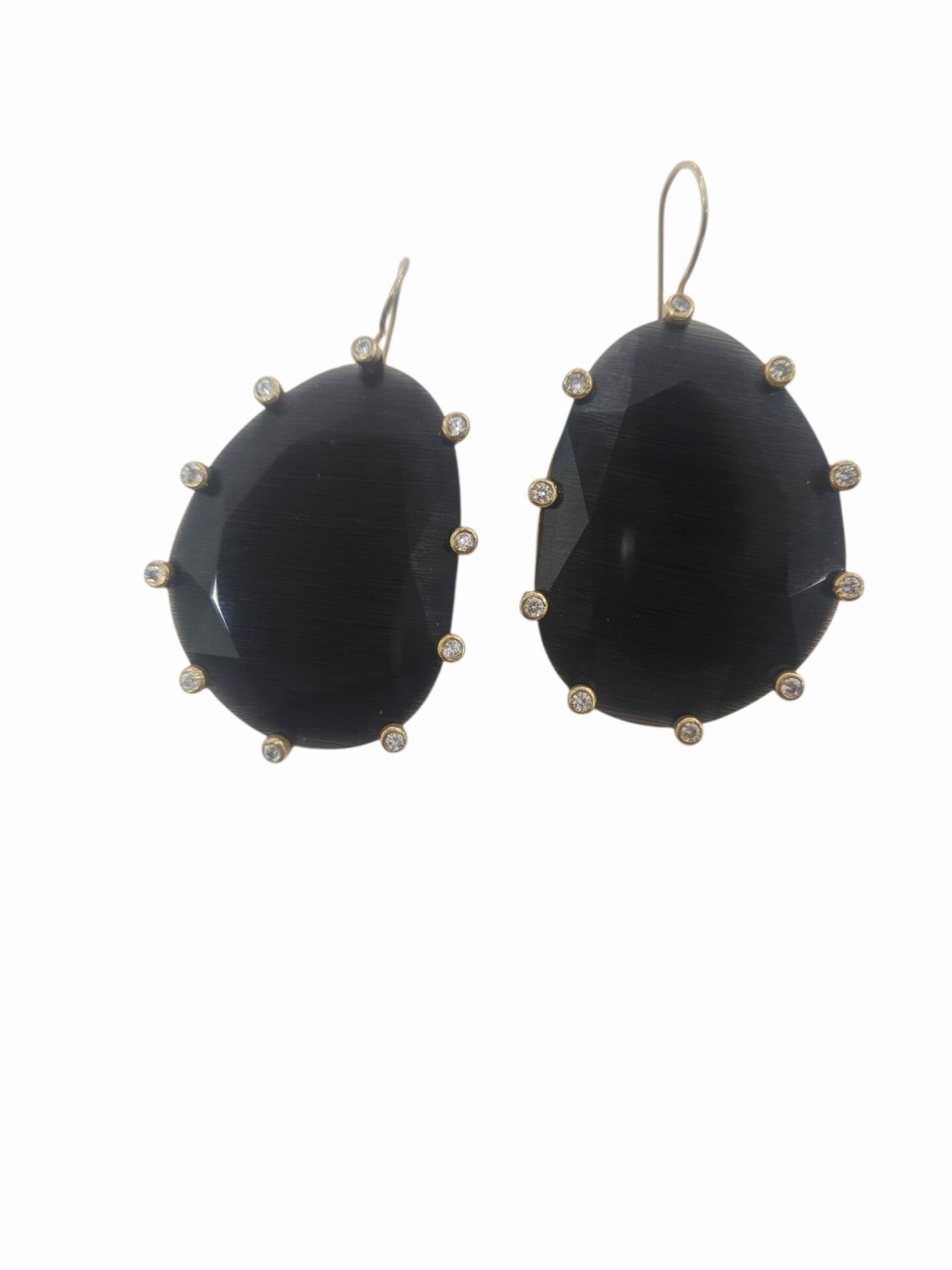 Orecchini realizzati su base in ottone con occhio di gatto nero circondato da zirconi. monachella in ottone
lunghezza 5.5cm
peso 11.7gr Spedizione Gratuita Orecchini realizzati su base in ottone con occhio di gatto nero circondato da zirconi. monachella in ottone
lunghezza 5.5cm
peso 11.7gr Spedizione Gratuita