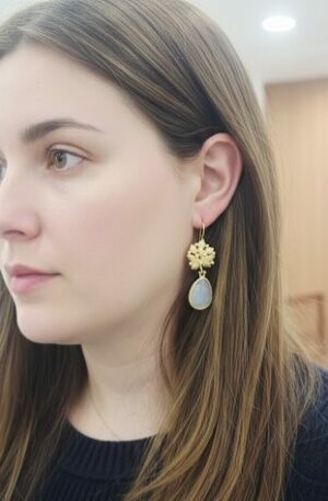 Orecchini realizzati con occhio di gatto e foglia in ottone con zirconi. monachella in ottone
lunghezza 6cm
peso 5.2gr Spedizione Gratuita Orecchini realizzati con occhio di gatto e foglia in ottone con zirconi. monachella in ottone
lunghezza 6cm
peso 5.2gr Spedizione Gratuita