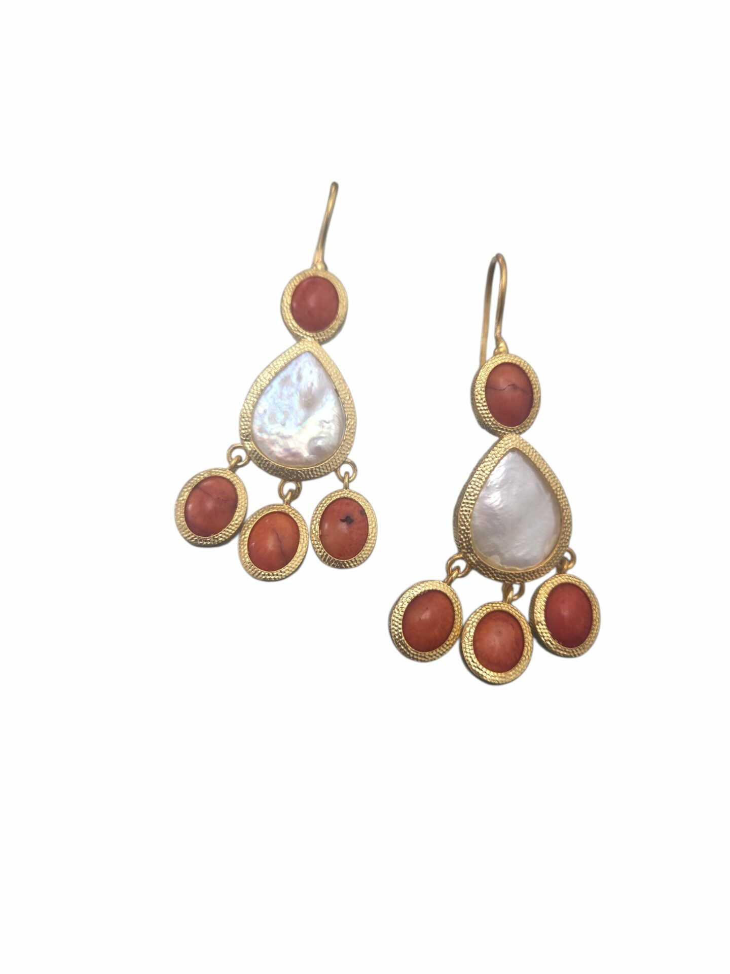 Orecchini  realizzati con perla di fiume piatta e corallo circondati da ottone, monachella in ottone. nichel free
lunghezza 6cm
peso 7.8gr Spedizione Gratuita