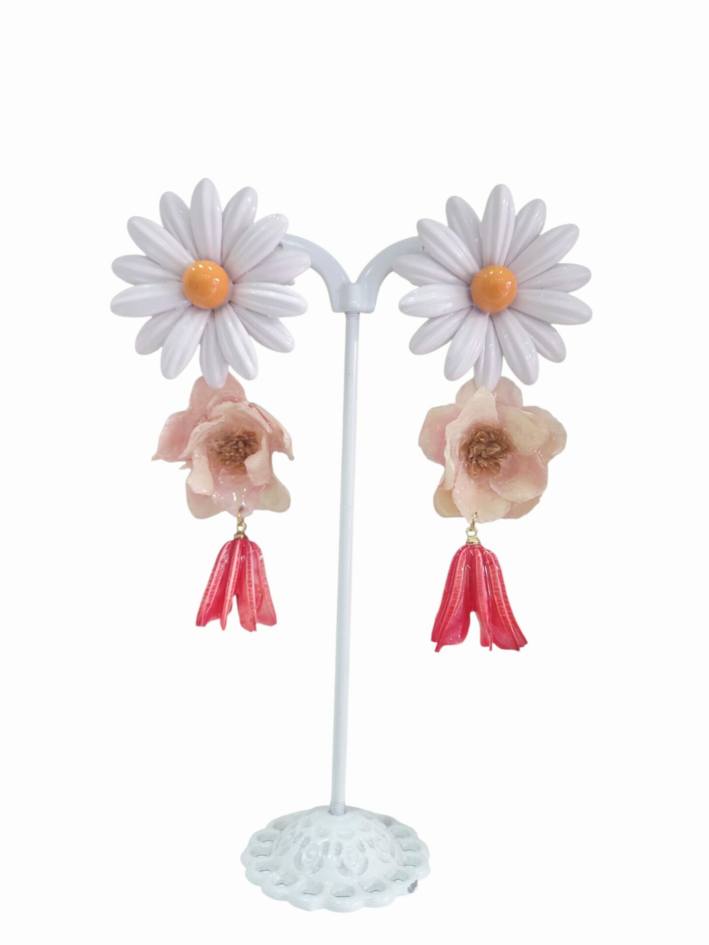 Orecchini floreali realizzati con Margherita in metallo smaltato anallergico e fiori naturali
lunghezza 7cm
peso 10gr Spedizione Gratuita Orecchini floreali realizzati con Margherita in metallo smaltato anallergico e fiori naturali
lunghezza 7cm
peso 10gr Spedizione Gratuita