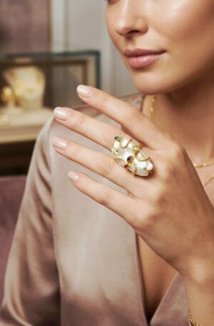 Anello reagolabole realizzato su base in ottone con perla scaramazza e quarzi multicolore Spedizione Gratuita