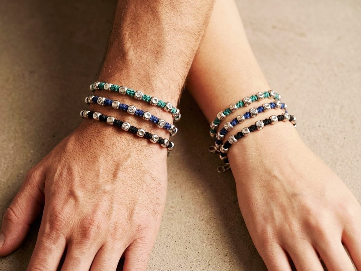 Bracciale unisex realizzato con tessuto e pepite in argento925 . Lunghezza regolabile Spedizione Gratuita Bracciale unisex realizzato con tessuto e pepite in argento925 . Lunghezza regolabile Spedizione Gratuita