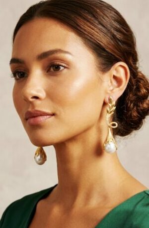 Orecchini  realizzati con ottone e perla di Maiorca
lunghezza 5 cm
peso 8.8gr Spedizione Gratuita