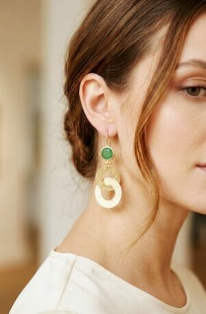 Orecchini realizzati  con ottone ed occhio di gatto verde smeraldo 
lunghezza 5.5cm
peso 5.3gr Spedizione Gratuita