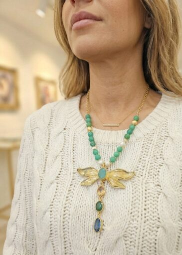 Collana lunga, possibilità di farla anche corta realizzata con agata verde, perle di fiume,ematite e ciondolo libellula in ottone con quarzi e pietre naturali.
lunghezza collana 76cm
lunghezza ciondolo 9 cm Spedizione Gratuita