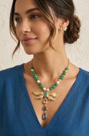 Collana lunga, possibilità di farla anche corta realizzata con agata verde, perle di fiume,ematite e ciondolo libellula in ottone con quarzi e pietre naturali.
lunghezza collana 76cm
lunghezza ciondolo 9 cm Spedizione Gratuita