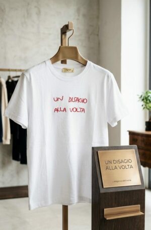 T shirt manica corta con scritta ricamata “un disagio alla volta” taglia unica, vestibilità morbida.
composizione 95% cotone 5% elastame Spedizione Gratuita T shirt manica corta con scritta ricamata “un disagio alla volta” taglia unica, vestibilità morbida.
composizione 95% cotone 5% elastame Spedizione Gratuita