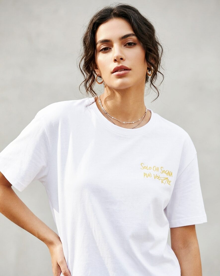 T shirt manica corta con scritta ricamata “solo chi sogna può volare” taglia unica, vestibilità morbida.
composizione 95% cotone 5% elastame Spedizione Gratuita T shirt manica corta con scritta ricamata “solo chi sogna può volare” taglia unica, vestibilità morbida.
composizione 95% cotone 5% elastame Spedizione Gratuita