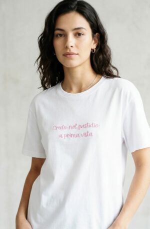 T shirt manica corta con scritta ricamata “credo nel fastidio a prima vista” taglia unica, vestibilità morbida.composizione 95% cotone 5% elastame Spedizione Gratuita T shirt manica corta con scritta ricamata “credo nel fastidio a prima vista” taglia unica, vestibilità morbida.composizione 95% cotone 5% elastame Spedizione Gratuita