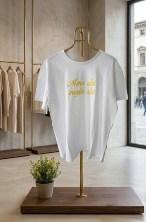 T shirt manica corta con scritta ricamata “meno dai meglio stai” taglia unica, vestibilità morbida.composizione 95% cotone 5% elastame Spedizione Gratuita T shirt manica corta con scritta ricamata “meno dai meglio stai” taglia unica, vestibilità morbida.composizione 95% cotone 5% elastame Spedizione Gratuita