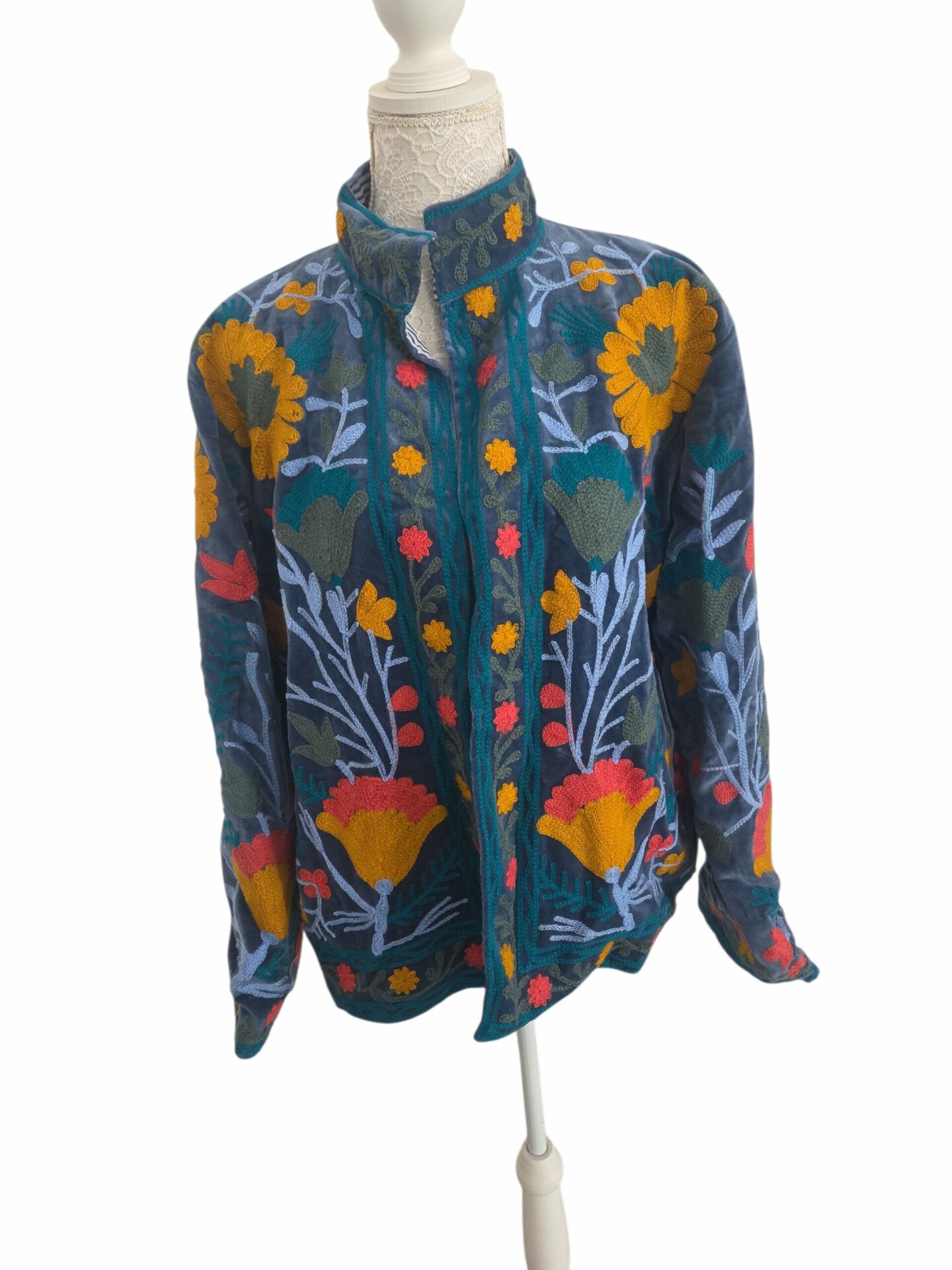 Giacca ricamata multicolore con colletto alla coreana, 100% cotone. vestibilità comoda, taglia unica Spedizione Gratuita Giacca ricamata multicolore con colletto alla coreana, 100% cotone. vestibilità comoda, taglia unica Spedizione Gratuita