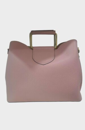 Borsa in vera pelle rosa, made Italy, dotata di tracolla,interno in pelle con 3 scomparti due laterali con bottone magnetico e centrale con zip,tasche laterali interne.Tacchetti alla base. Manici rettangolari in metallo foderati in pelle.
misure L40 B13 H23 Spedizione Gratuita Borsa in vera pelle rosa, made Italy, dotata di tracolla,interno in pelle con 3 scomparti due laterali con bottone magnetico e centrale con zip,tasche laterali interne.Tacchetti alla base. Manici rettangolari in metallo foderati in pelle.
misure L40 B13 H23 Spedizione Gratuita