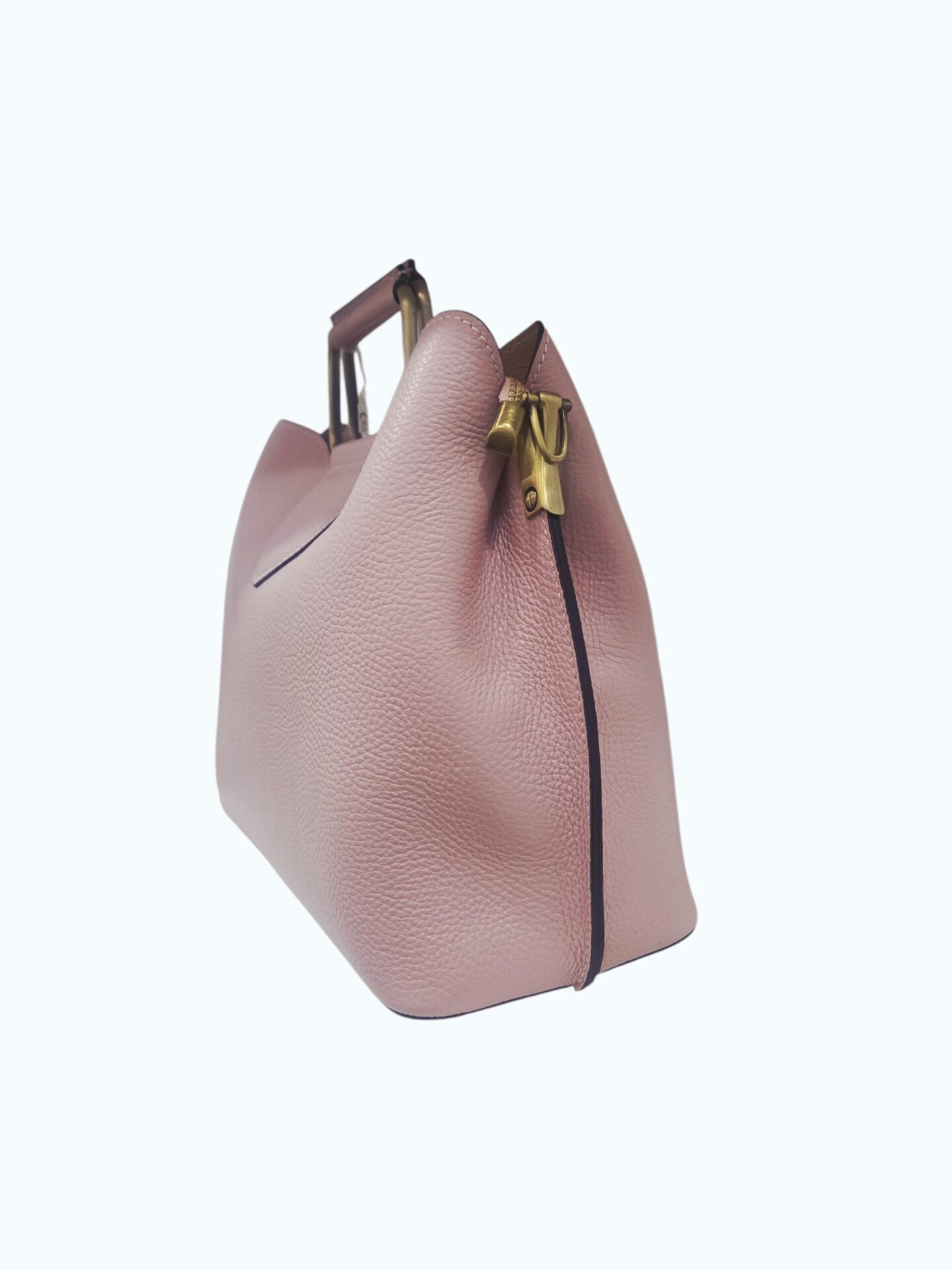 Borsa in vera pelle rosa, made Italy, dotata di tracolla,interno in pelle con 3 scomparti due laterali con bottone magnetico e centrale con zip,tasche laterali interne.Tacchetti alla base. Manici rettangolari in metallo foderati in pelle.
misure L40 B13 H23 Spedizione Gratuita Borsa in vera pelle rosa, made Italy, dotata di tracolla,interno in pelle con 3 scomparti due laterali con bottone magnetico e centrale con zip,tasche laterali interne.Tacchetti alla base. Manici rettangolari in metallo foderati in pelle.
misure L40 B13 H23 Spedizione Gratuita