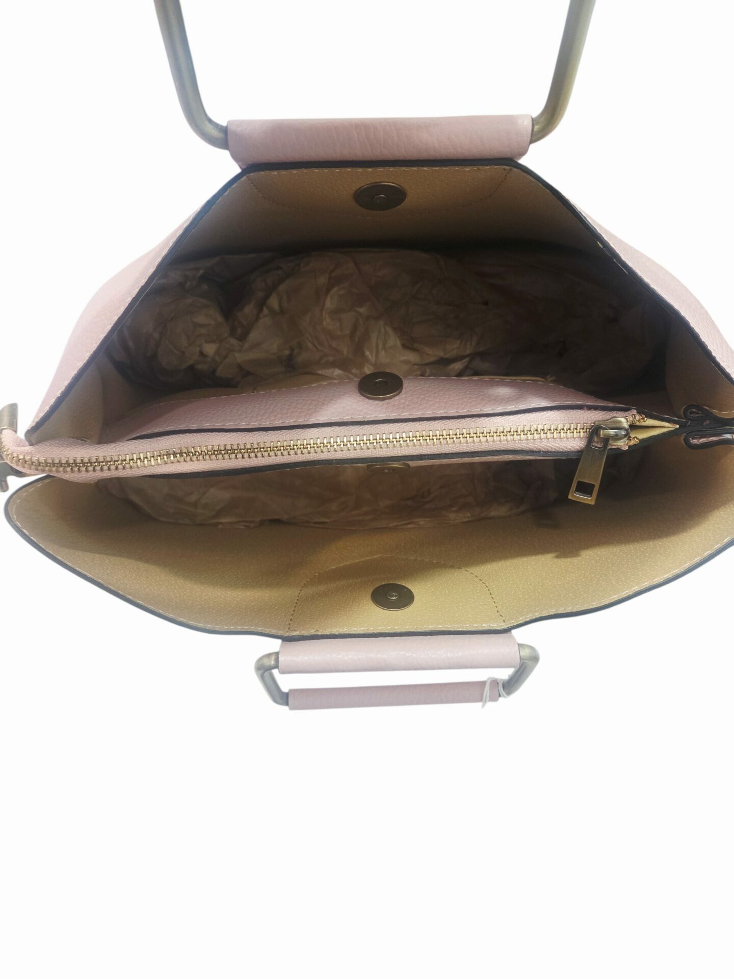 Borsa in vera pelle rosa, made Italy, dotata di tracolla,interno in pelle con 3 scomparti due laterali con bottone magnetico e centrale con zip,tasche laterali interne.Tacchetti alla base. Manici rettangolari in metallo foderati in pelle.
misure L40 B13 H23 Spedizione Gratuita Borsa in vera pelle rosa, made Italy, dotata di tracolla,interno in pelle con 3 scomparti due laterali con bottone magnetico e centrale con zip,tasche laterali interne.Tacchetti alla base. Manici rettangolari in metallo foderati in pelle.
misure L40 B13 H23 Spedizione Gratuita
