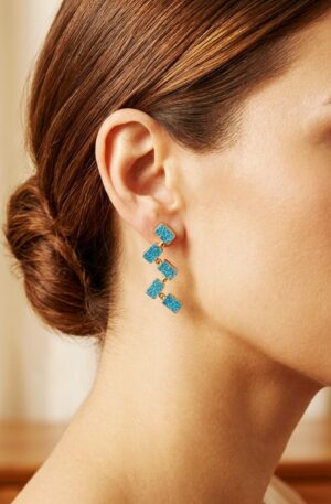 Orecchini realizzati con pietra turchese gliter su base in ottone
lunghezza 5cm
peso 5.9gr Spedizione Gratuita