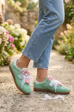 Sneakers scamosciate verdi con doppia lacci rosa ed in pizzo, applicazioni stella e fiore estraibili. Comode con suola antiscivolo. Spedizione Gratuita