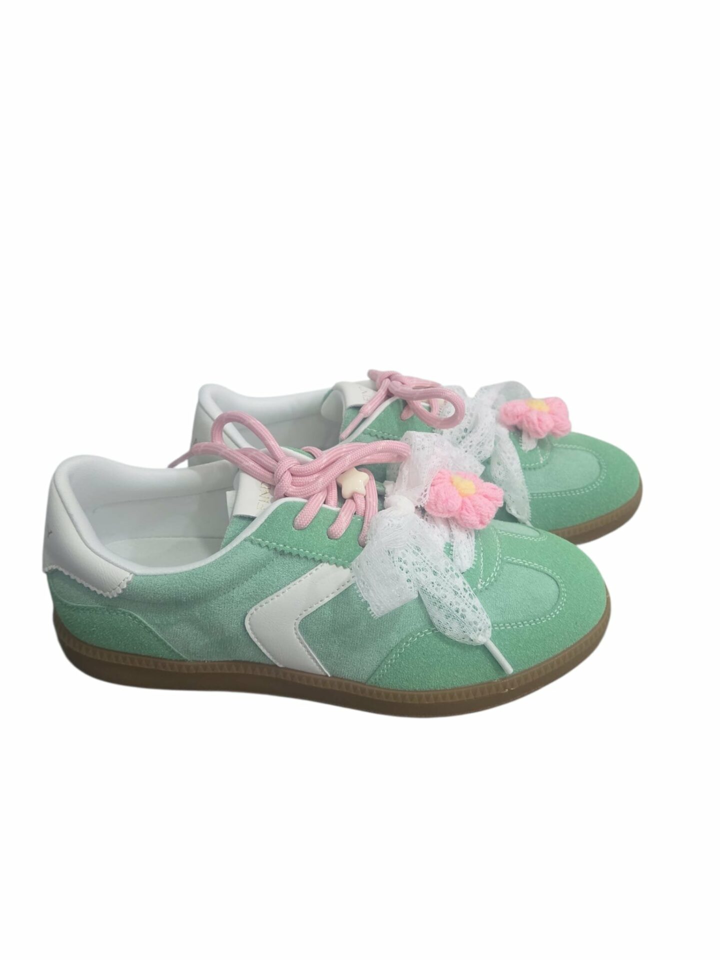 Sneakers scamosciate verdi con doppia lacci rosa ed in pizzo, applicazioni stella e fiore estraibili. Comode con suola antiscivolo. Spedizione Gratuita