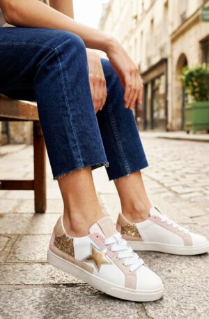 Sneakers ecopelle bianche rosa e beige, con stella oro,piccola parte glitter e parte scamosciata, suola antiscivolo. Comode. Spedizione Gratuita