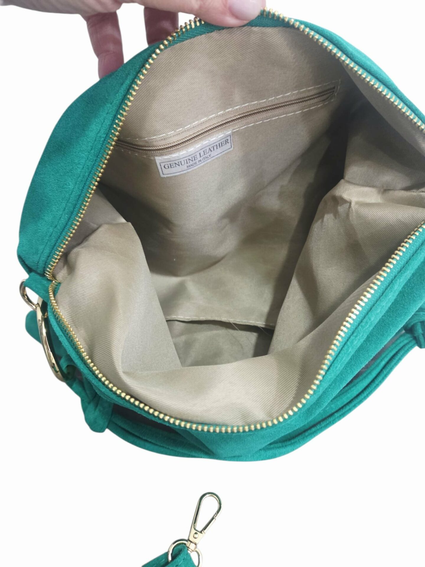 Tracolline in camoscio dotata di tracolla e manico ampio, chiusra con zip, interno foderato con tasca con zip laterale. Morbida comoda e capiente. Vera pelle,made Italy Misure L 37 H27 Spedizione Gratuita