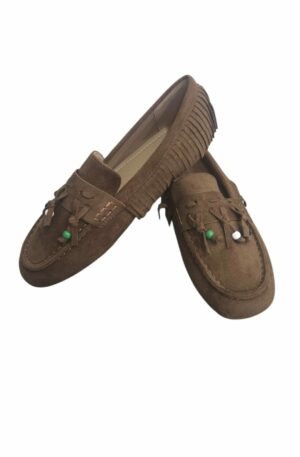 Mocassino scamosciato marrone con frange laterali. Suola antiscivolo. Colore marrone Spedizione Gratuita