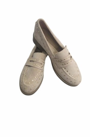 Mocassino scamosciato con borchie colore beige,tacchetto 3cm. Spedizione Gratuita