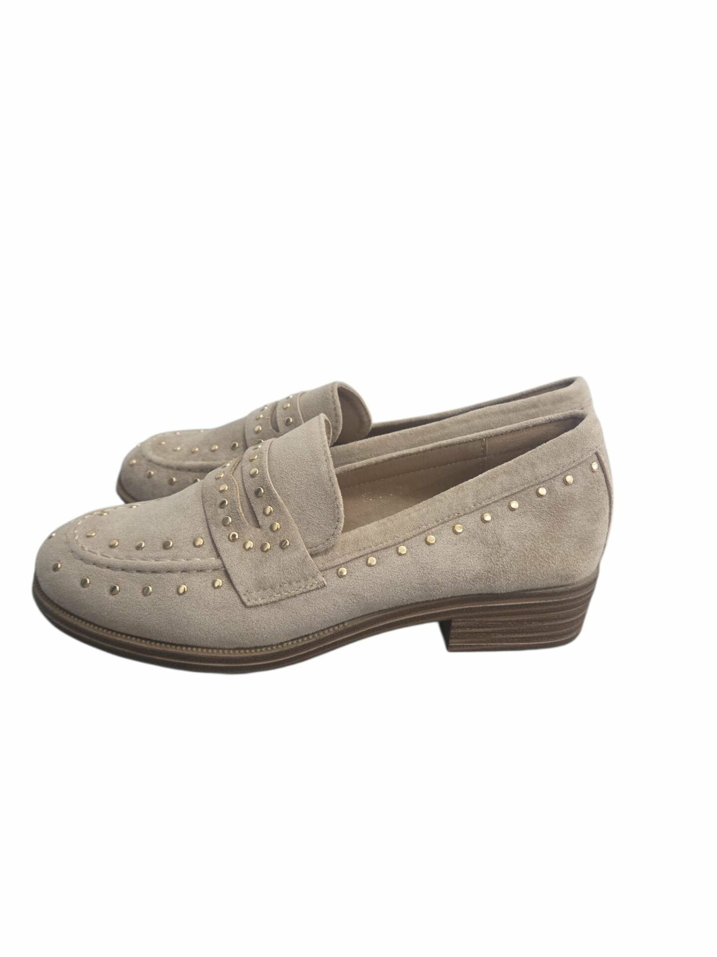 Mocassino scamosciato con borchie colore beige,tacchetto 3cm. Spedizione Gratuita Mocassino scamosciato con borchie colore beige,tacchetto 3cm. Spedizione Gratuita
