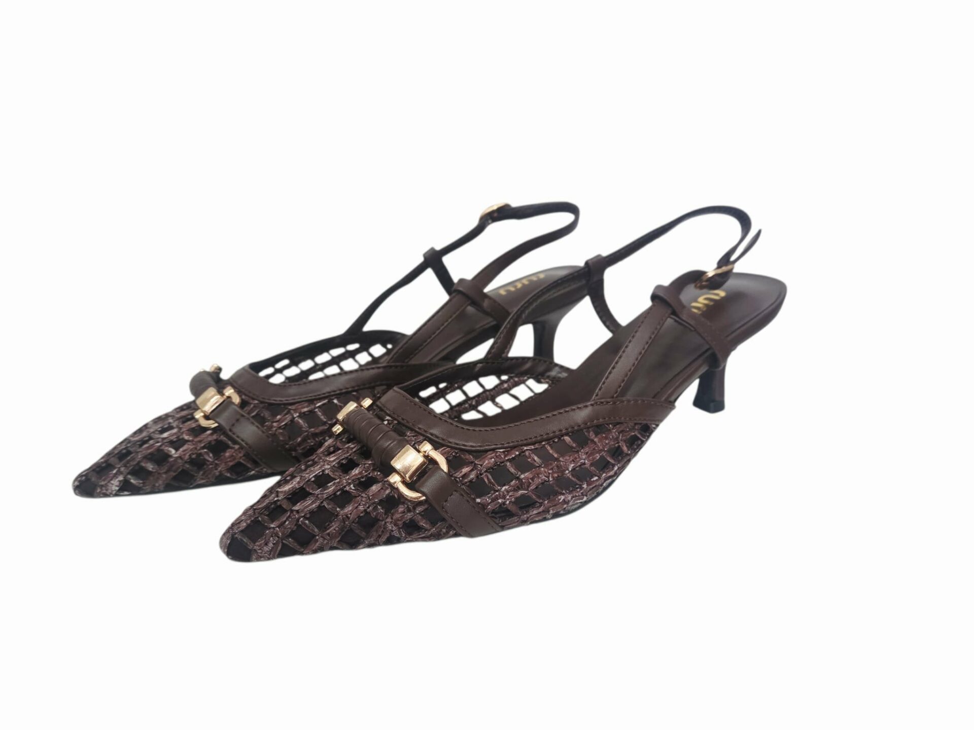 Décolleté in rattan ed ecopelle marrone con fibia, tacchetto sottile 6cm. Morbide e comode.fibietta laterale. Spedizione Gratuita Décolleté in rattan ed ecopelle marrone con fibia, tacchetto sottile 6cm. Morbide e comode.fibietta laterale. Spedizione Gratuita