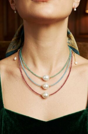 Collana girocollo realizzata con quarzi,perla barocca centrale e perla di fiume. Elementi dorati in argento925 placcati oro. Lunghezza regolabile 43cm Spedizione Gratuita