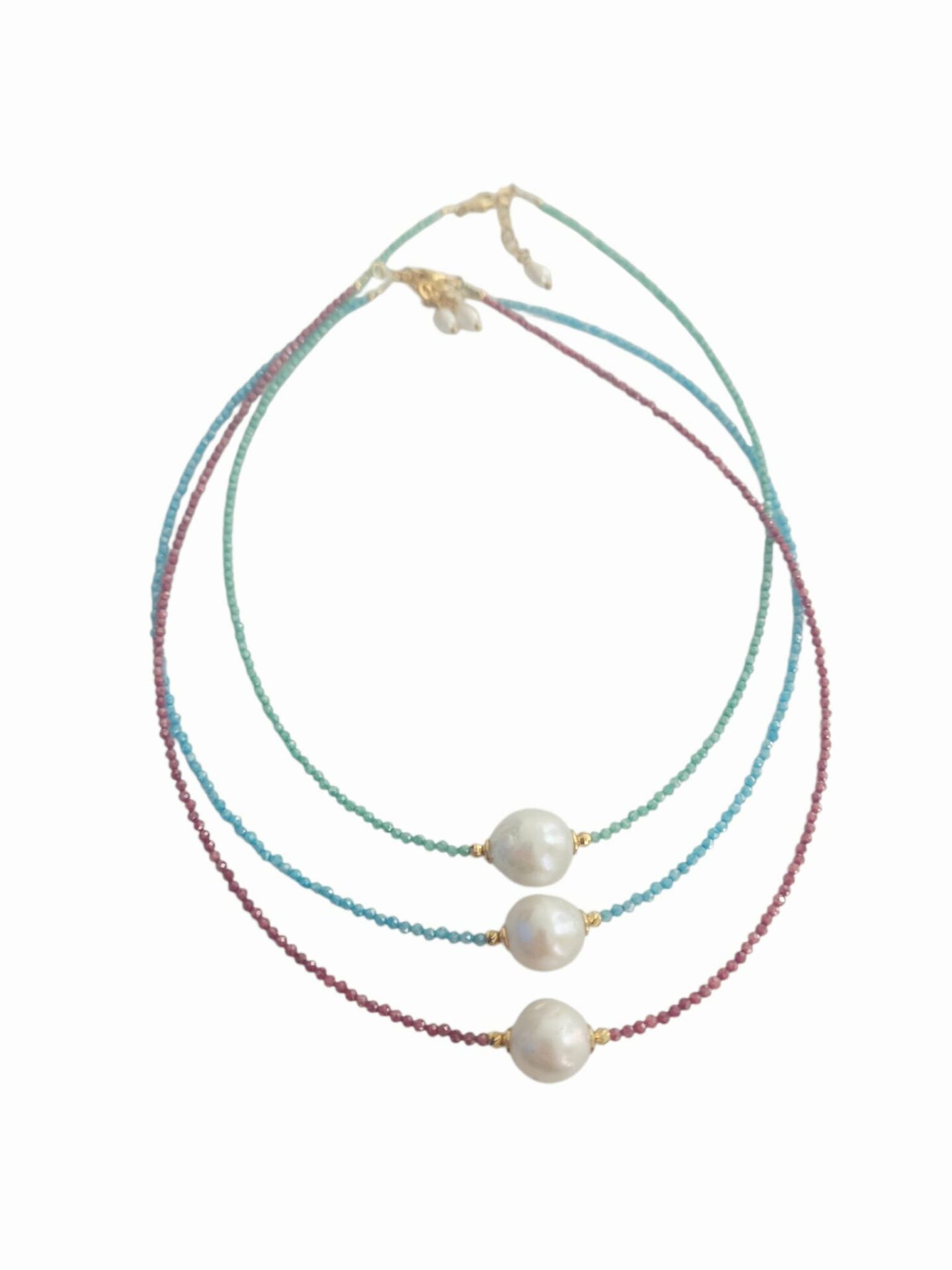 Collana girocollo realizzata con quarzi,perla barocca centrale e perla di fiume. Elementi dorati in argento925 placcati oro. Lunghezza regolabile 43cm Spedizione Gratuita