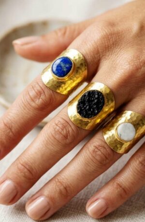 Anelli fascioni regolabili realizzati in ottone battuto con pietra centrale Spedizione Gratuita