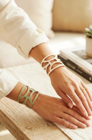 Bracciali ad incastro in acciaio smaltato bianco e oliva con base dorata. Spedizione Gratuita