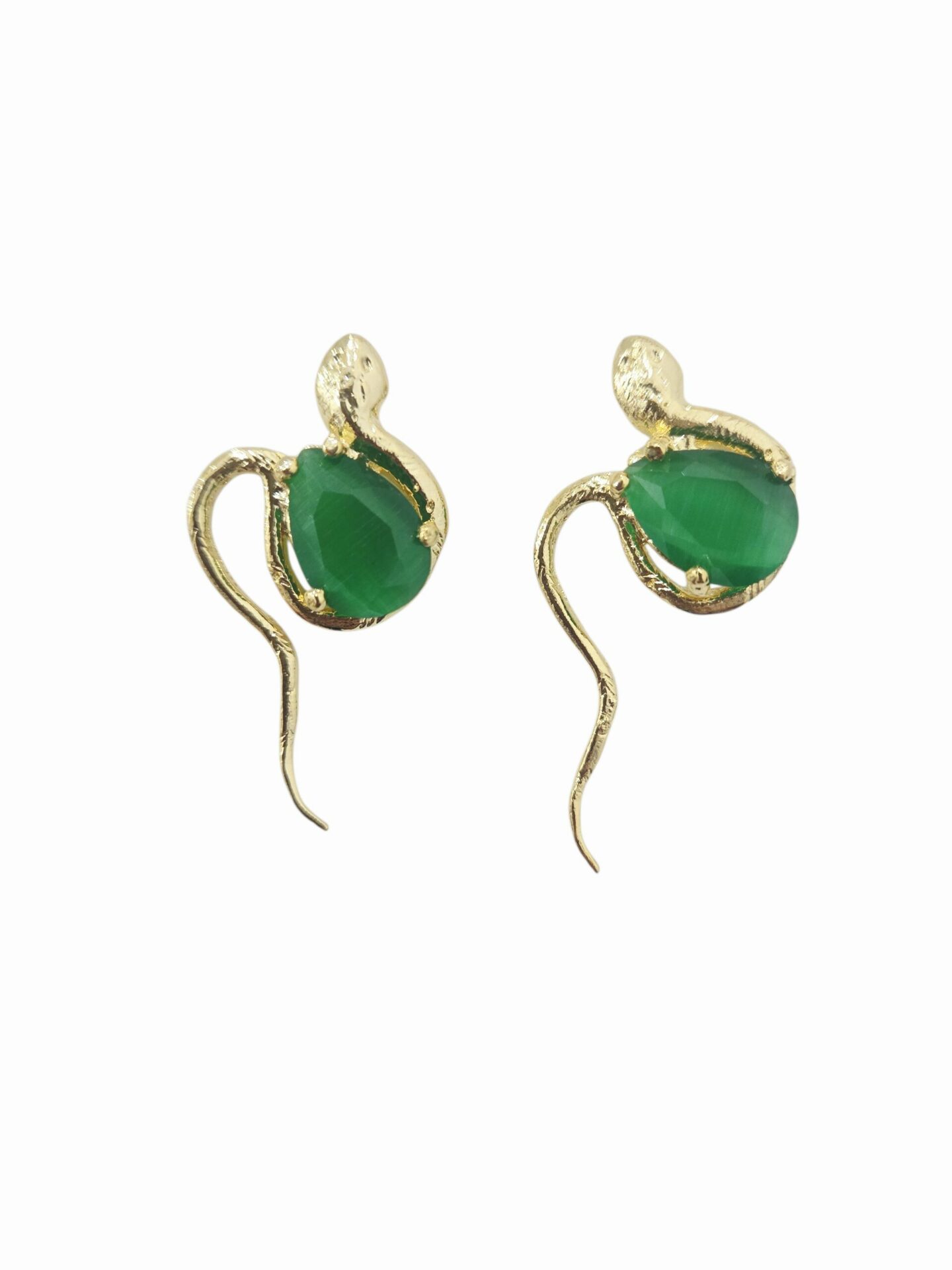Orecchini serpentello realizzati artigianalmente con occhio di gatto verde smeraldo ed ottone
lunghezza 3.5cm
peso 4.5 gr Spedizione Gratuita