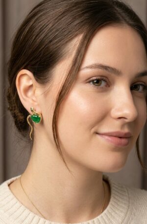 Orecchini serpentello realizzati artigianalmente con occhio di gatto verde smeraldo ed ottone
lunghezza 3.5cm
peso 4.5 gr Spedizione Gratuita