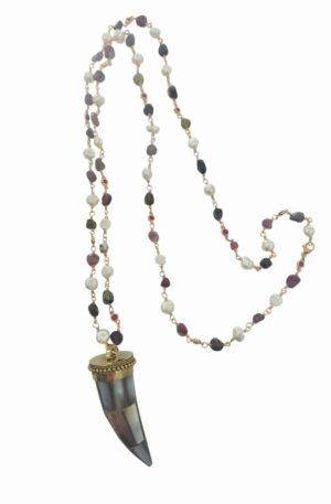 Collana lunga realizzata con tormalina, perle di fiume e zirconi. ciondolo corno in madreperla grigia.
lunghezza 90cm Spedizione Gratuita