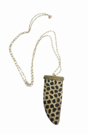 Collana lunga realizzata con catena in acciaio e ciondolo corno in legno maculato con base in ottone
lunghezza 90 cm catena
lunghezza ciondolo 7.5cm Spedizione Gratuita