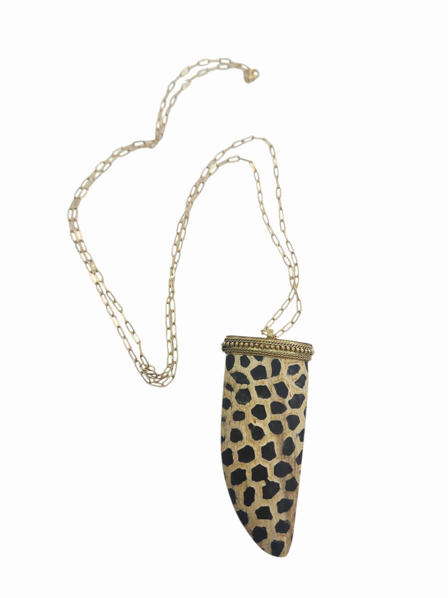 Collana lunga realizzata con catena in acciaio e ciondolo corno in legno maculato con base in ottone
lunghezza 90 cm catena
lunghezza ciondolo 7.5cm Spedizione Gratuita