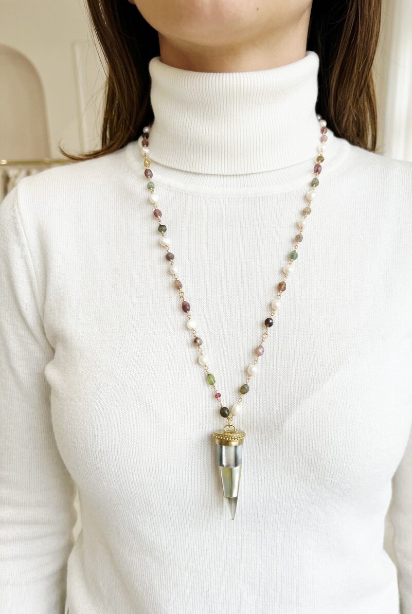 Collana lunga realizzata con tormalina, perle di fiume e zirconi. ciondolo corno in madreperla grigia.
lunghezza 90cm Spedizione Gratuita