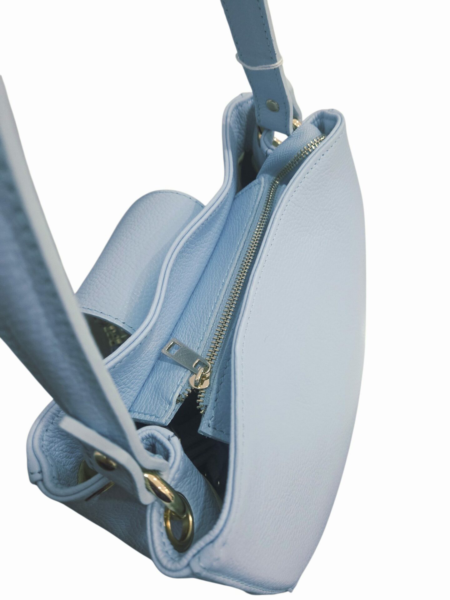 Borsa in vera pelle, made Italy,con manico ampio, pattina con cerchio dorato e nappina,chiusura con zip interno foderato con tasche interne,tasca con zip sul retro.Dotata di tracolla. misure H22 B14 L28
colore celeste polvere Spedizione Gratuita Borsa in vera pelle, made Italy,con manico ampio, pattina con cerchio dorato e nappina,chiusura con zip interno foderato con tasche interne,tasca con zip sul retro.Dotata di tracolla. misure H22 B14 L28
colore celeste polvere Spedizione Gratuita