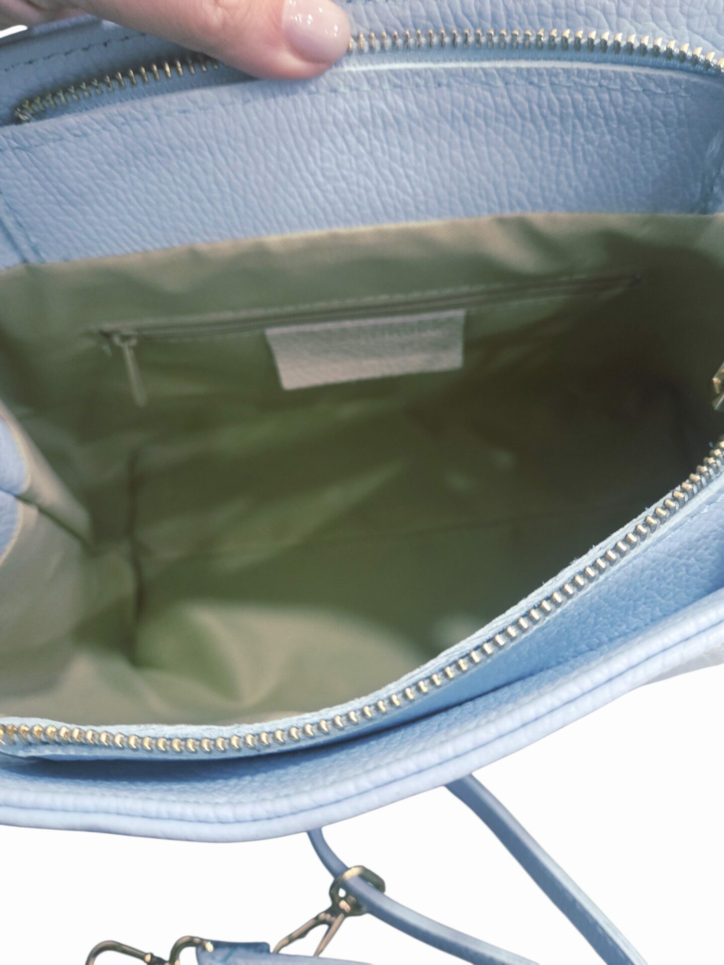 Borsa in vera pelle, made Italy,con manico ampio, pattina con cerchio dorato e nappina,chiusura con zip interno foderato con tasche interne,tasca con zip sul retro.Dotata di tracolla. misure H22 B14 L28
colore celeste polvere Spedizione Gratuita Borsa in vera pelle, made Italy,con manico ampio, pattina con cerchio dorato e nappina,chiusura con zip interno foderato con tasche interne,tasca con zip sul retro.Dotata di tracolla. misure H22 B14 L28
colore celeste polvere Spedizione Gratuita