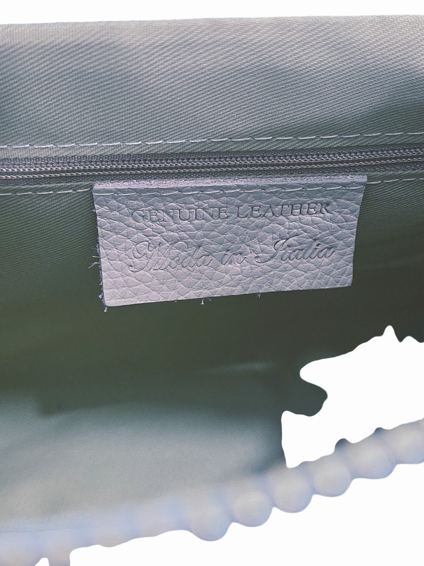 Borsa in vera pelle, made Italy,con manico ampio, pattina con cerchio dorato e nappina,chiusura con zip interno foderato con tasche interne,tasca con zip sul retro.Dotata di tracolla. misure H22 B14 L28
colore celeste polvere Spedizione Gratuita Borsa in vera pelle, made Italy,con manico ampio, pattina con cerchio dorato e nappina,chiusura con zip interno foderato con tasche interne,tasca con zip sul retro.Dotata di tracolla. misure H22 B14 L28
colore celeste polvere Spedizione Gratuita