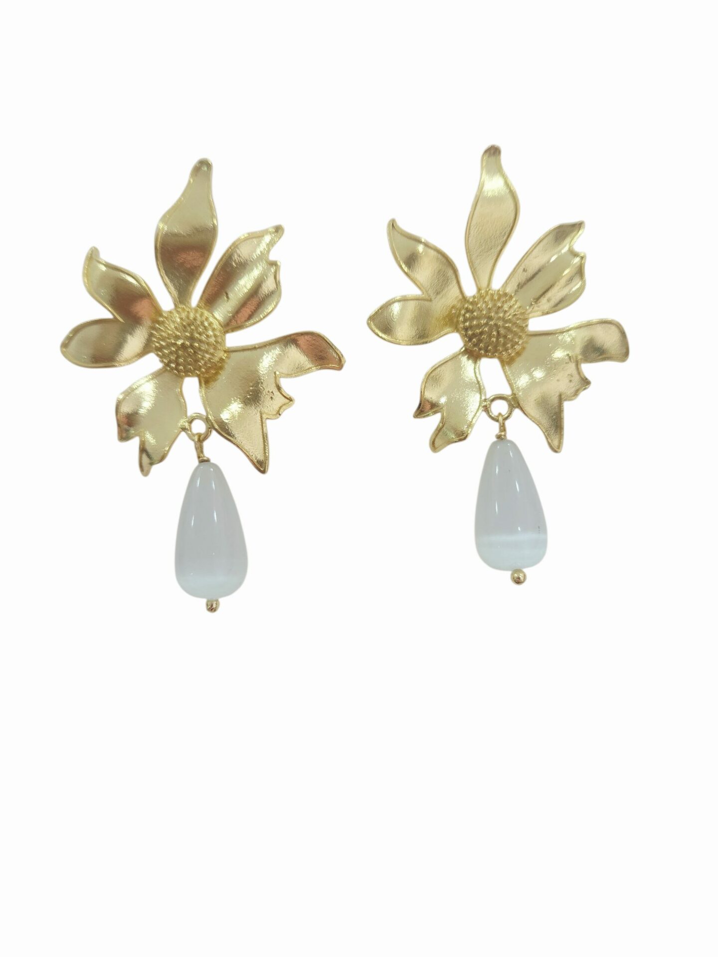 Orecchini realizzati con fiore in ottone  e goccia occhio di gatto neutra
lunghezza 5cm
peso 8.8gr Spedizione Gratuita