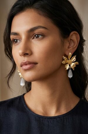 Orecchini realizzati con fiore in ottone  e goccia occhio di gatto neutra
lunghezza 5cm
peso 8.8gr Spedizione Gratuita