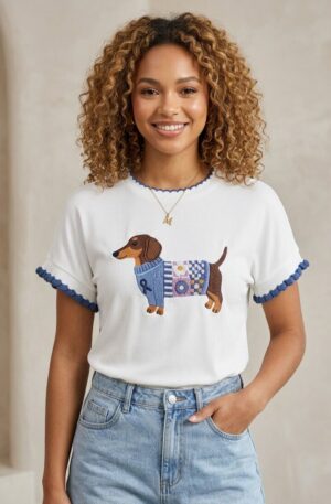 T-shirt manica corta con bassotto  blu stampato,particolarità delle maniche con riccio e girocollo. 
95% cotone 5% elastame Spedizione Gratuita