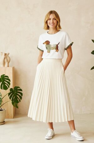 T-shirt manica corta con bassotto stampato verde, particolarità nelle maniche con riccio e girocollo. composizione: cotone 100% elastame 5% Spedizione Gratuita