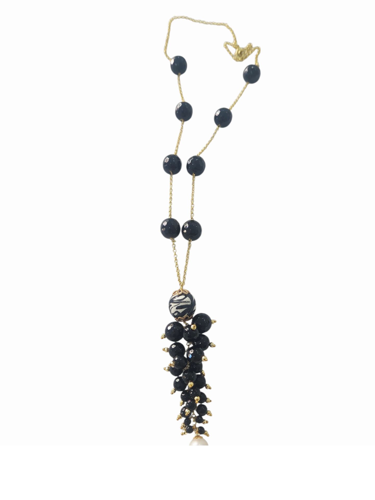 Collana lunga realizzata con onice, sfera in ceramica di Caltagirone e perla barocca.
lunghezza collana 60 cm
lunghezza ciondolo 9cm Spedizione Gratuita