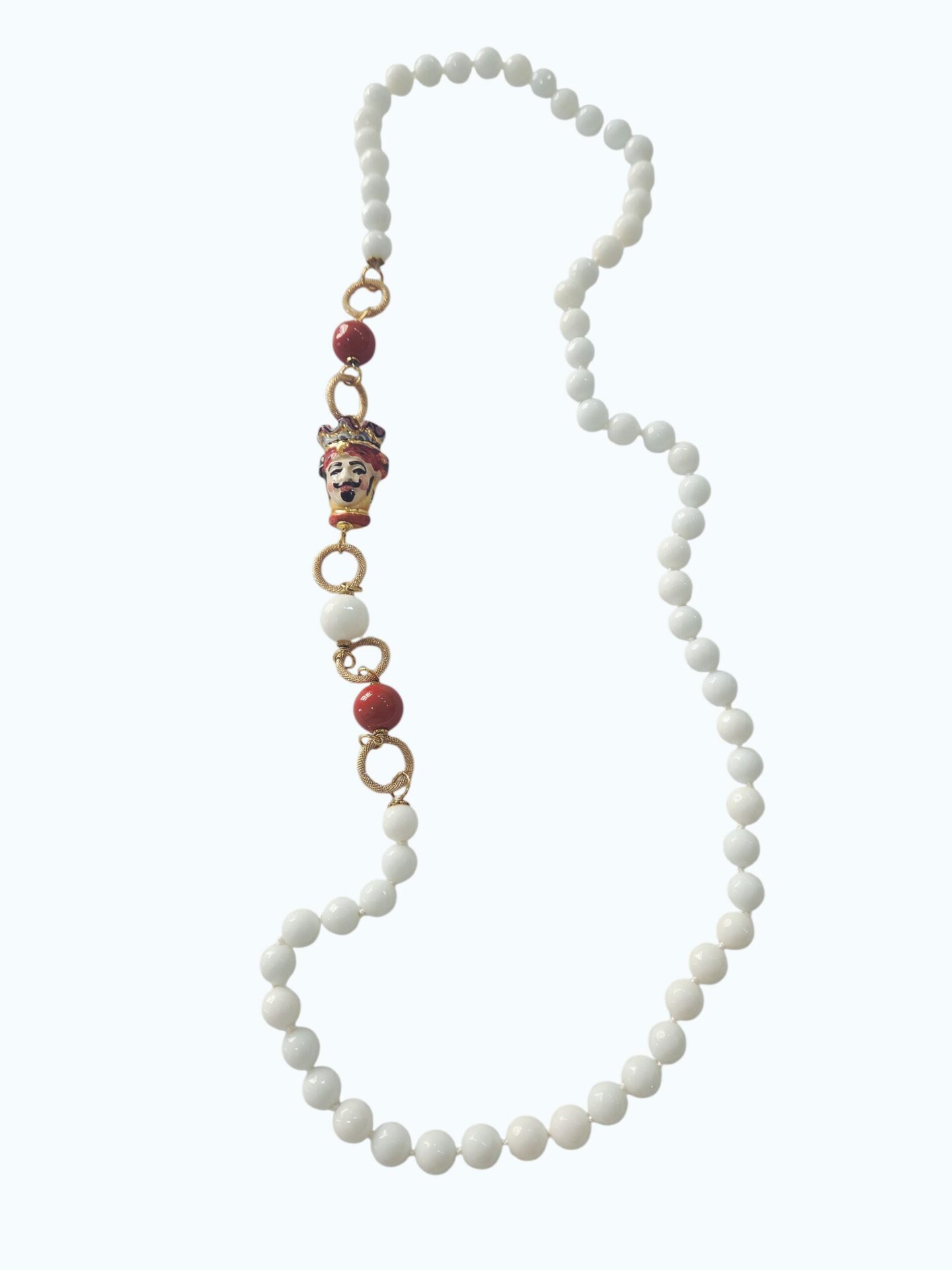 Collana lunga realizzata con agata bianca,pasta di corallo e testa di moro in ceramica di Caltagirone.
lunghezza 84cm Spedizione Gratuita