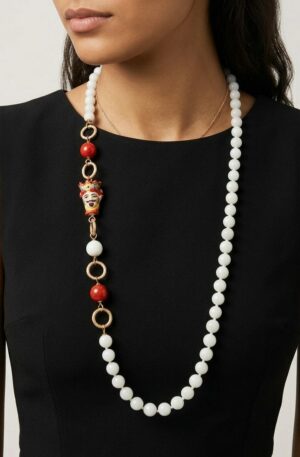 Collana lunga realizzata con agata bianca,pasta di corallo e testa di moro in ceramica di Caltagirone.
lunghezza 84cm Spedizione Gratuita